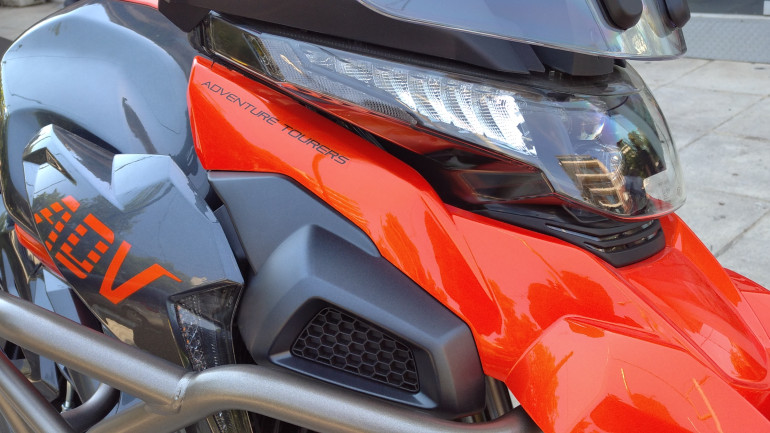 LED φωτιστικά σώματα με φώτα ημέρας DRL.