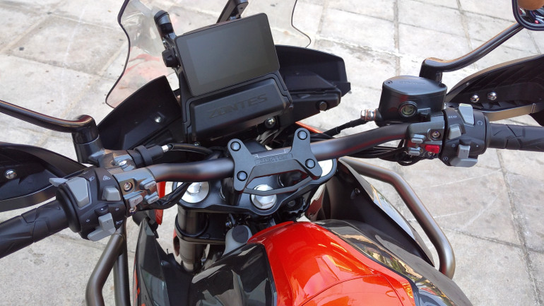 Ψηφιακή, έγχρωμη οθόνη και ηλεκτρικά ρυθμιζόμενη ζελατίνα.