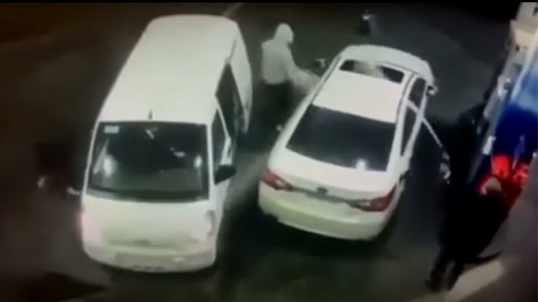 Ανορθόδοξο αλλά αποτελεσματικό – Πήγαν να τον ληστέψουν στο βενζινάδικο και τους έλουσε με βενζίνη