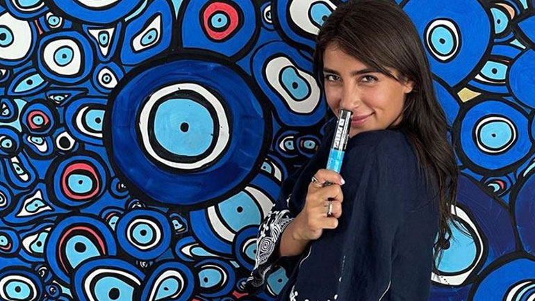 Κριστιάνα Μπέτα: Η κόρης της Νατάσας Θεοδωρίδου παρουσιάζει την πρώτη ατομική της έκθεση στη Μύκονο