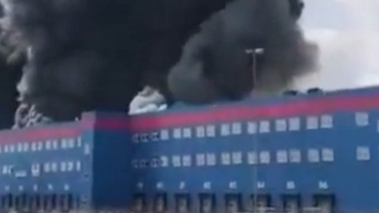 Μεγάλη φωτιά στην αποθήκη OZON στη Ρωσία