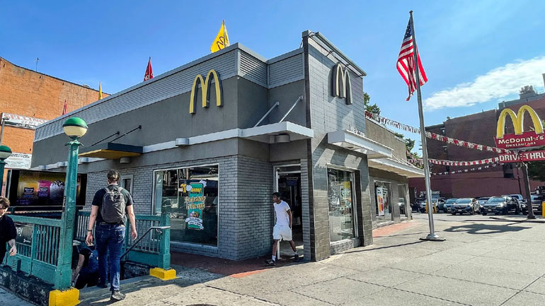 Νέα Υόρκη: Σε κρίσιμη κατάσταση υπάλληλος των McDonald’s που πυροβολήθηκε επειδή οι πατάτες ήταν κρύες