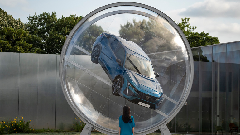 Μαγνητίζει μέσα από μια σφαίρα στο μουσείο του Louvre-Lens το ολοκαίνουργιο PEUGEOT 408