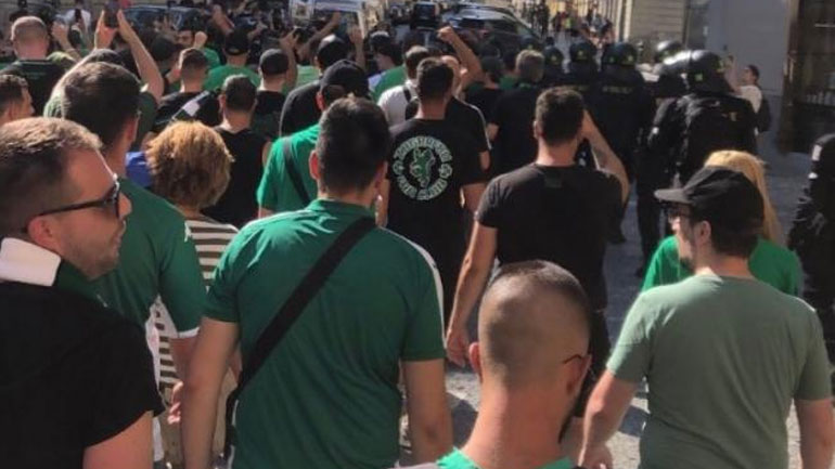 Φανταστική ατμόσφαιρα από τους φιλάθλους του Παναθηναϊκού στην Πράγα