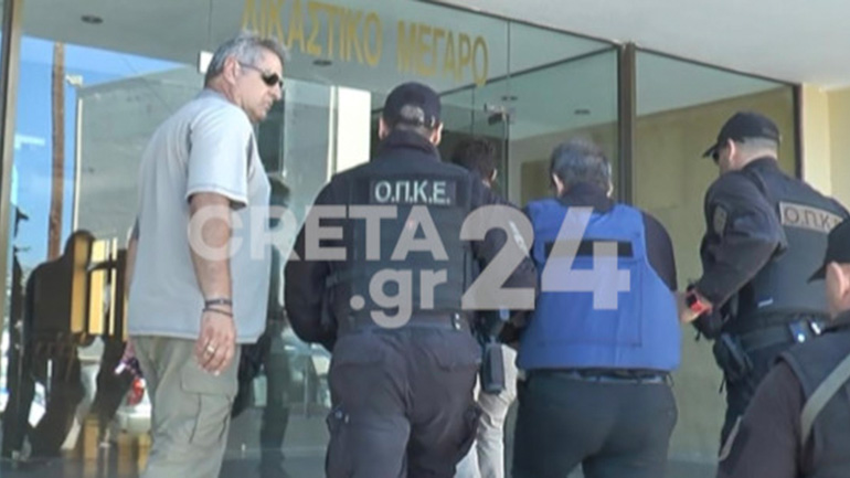 Δολοφονία στο Ρέθυμνο: Απολογείται ο 60χρονος που μαχαίρωσε μέχρι θανάτου τη σύζυγό του Δολοφονία στο Ρέθυμνο: Απολογείται ο 60χρονος που μαχαίρωσε μέχρι θανάτου τη σύζυγό του