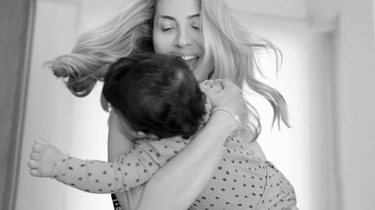 Μαρία Ηλιάκη: Χαρίζει τα ρούχα της κόρης της σε μητέρες που τα έχουν ανάγκη