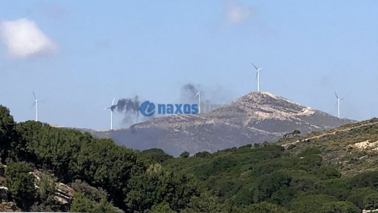 Φωτιά σε ανεμογεννήτρια στην Κόρωνο Νάξου