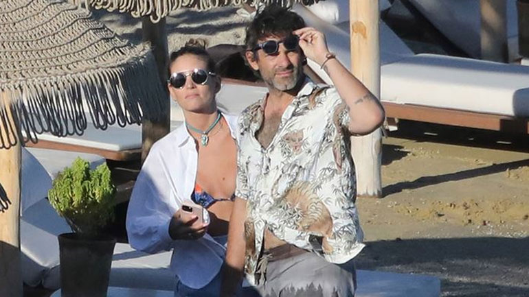 Αθηνά Οικονομάκου-Φίλιππος Μιχόπουλος: Ξέγνοιαστες στιγμές σε κοσμική παραλία της Μυκόνου