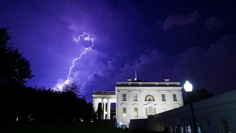 ΗΠΑ: Τέσσερις άνθρωποι νοσηλεύονται σε κρίσιμη κατάσταση από κεραυνό που έπεσε στον Λευκό Οίκο