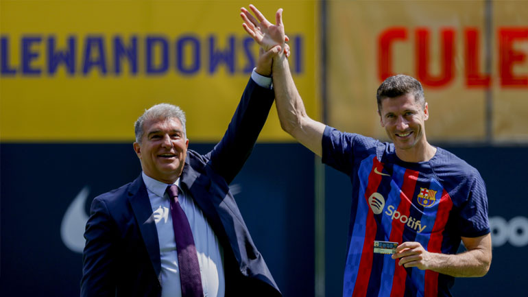 Μπαρτσελόνα: Κοσμοσυρροή στην παρουσίαση του Λεβαντόφσκι στο Camp Nou