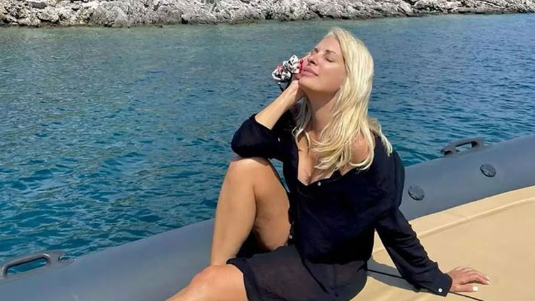 Ελένη Μενεγάκη: Γυρνάει τα νησιά του Ιονίου με το φουσκωτό της