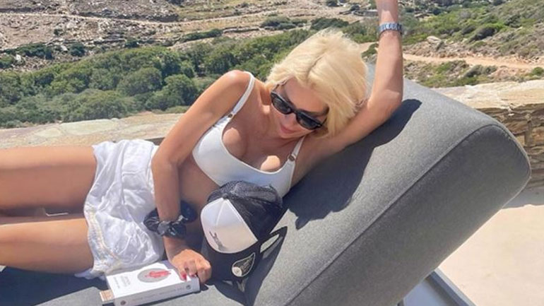 Ελένη Μενεγάκη: Στη δημοσιότητα «άγνωστο» βίντεο από τις διακοπές της στην Άνδρο