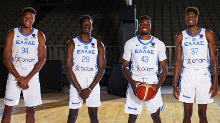 Εθνική: Ποζάρουν με τα γαλανόλευκα και οι τέσσερις Αντετοκούνμπο – «Νιώθω ευλογημένος» έγραψε ο Γιάννης