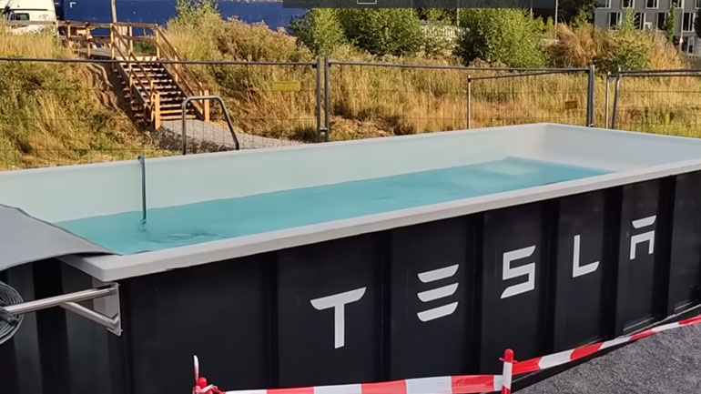 Βαριέσαι να περιμένεις να φορτίσει το αυτοκίνητο; Η Tesla βάζει πισίνες δίπλα στους φορτιστές της