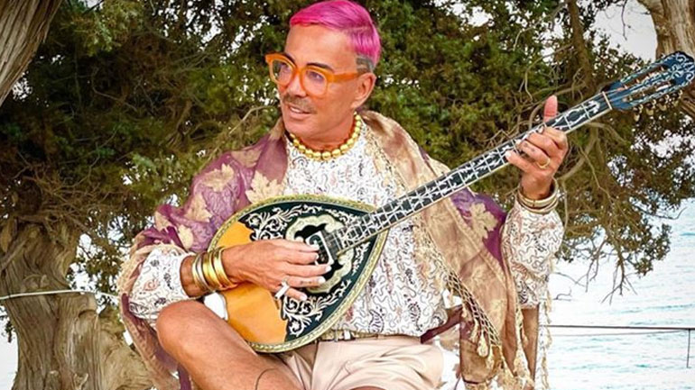 Λάκης Γαβαλάς: Στα 70 του ποζάρει γυμνός φορώντας μόνο μια μπαντάνα στο κεφάλι!