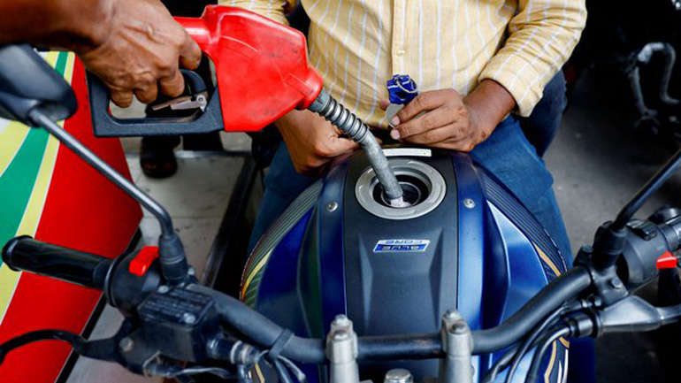 Μπαγκλαντές: Ουρές οχημάτων σε βενζινάδικα πριν τη δραστική αύξηση των τιμών