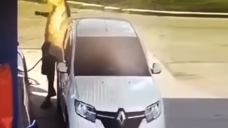 Άναψε τσιγάρο όσο έβαζε βενζίνη και έγινε φλαμπέ