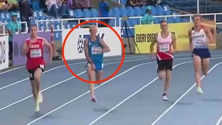 Ιταλός σπρίντερ τερμάτισε τελευταίος προσπαθώντας να κρύψει το… μόριό του που είχε βγει από το σορτσάκι!