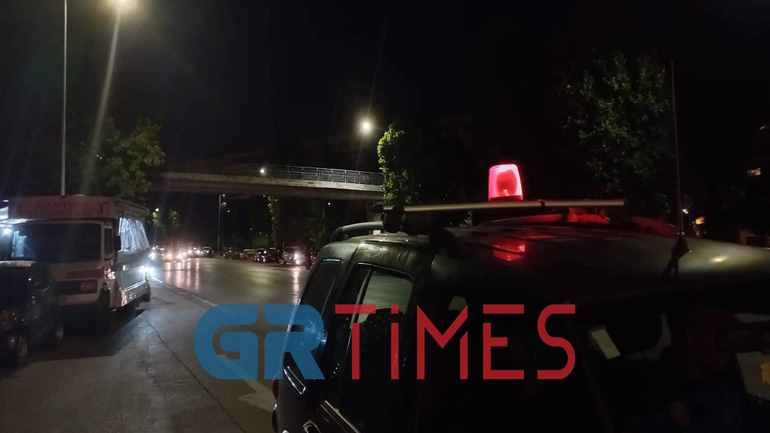 Θεσσαλονίκη: Απειλούσε να πέσει από πεζογέφυρα