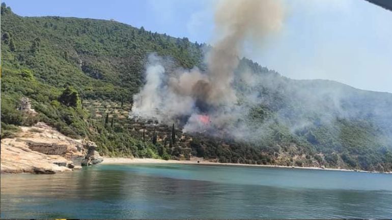 Συνεχίζεται η μάχη με τις φλόγες σε Άγιον Όρος και Κόνιτσα Συνεχίζεται η μάχη με τις φλόγες σε Άγιον Όρος και Κόνιτσα