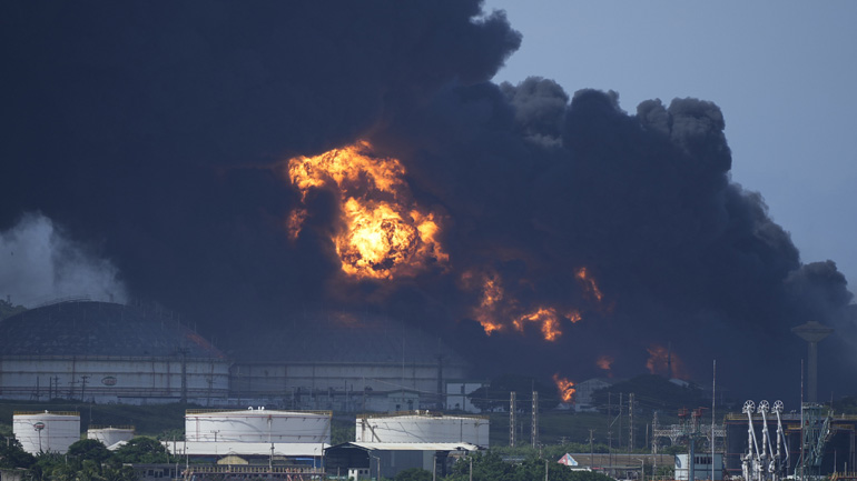 Κούβα: Τουλάχιστον ένας νεκρός από τη μεγάλη πυρκαγιά σε πετρελαϊκές εγκαταστάσεις – Αγνοούνται 17 πυροσβέστες