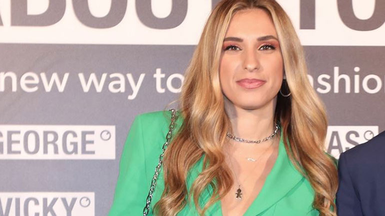 Αντιγόνη Ψυχράμη: Ποζάρει με μαγιό στον 5ο μήνα της εγκυμοσύνης της