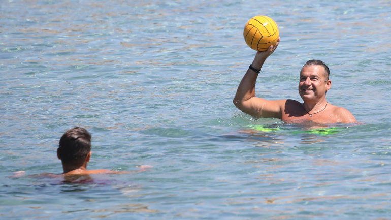 Γιώργος Λιάγκας: Διακοπές στη Μύκονο με τους γιούς του