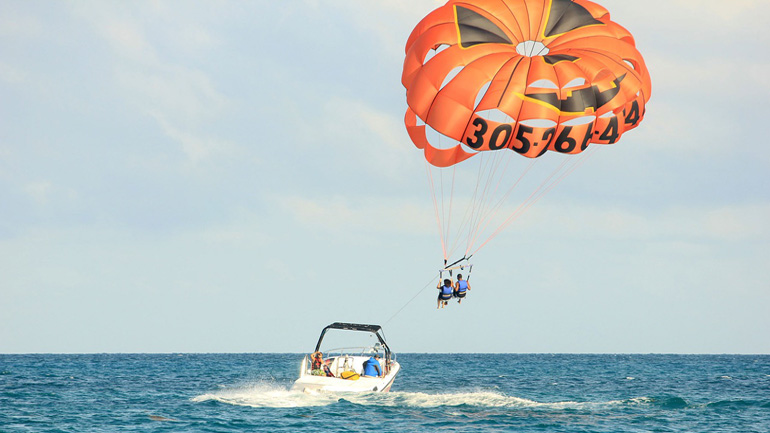Σύβοτα: Σκοτώθηκε γυναίκα που έκανε αλεξίπτωτο θαλάσσης