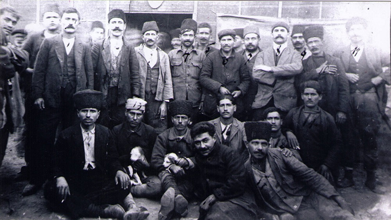 Φωτογραφία ιστορικής σημασίας, που εικονίζει τον Η. Βενέζη αιχμάλωτο μετά τη Μικρασιατική καταστροφή, στη δημοσιότητα