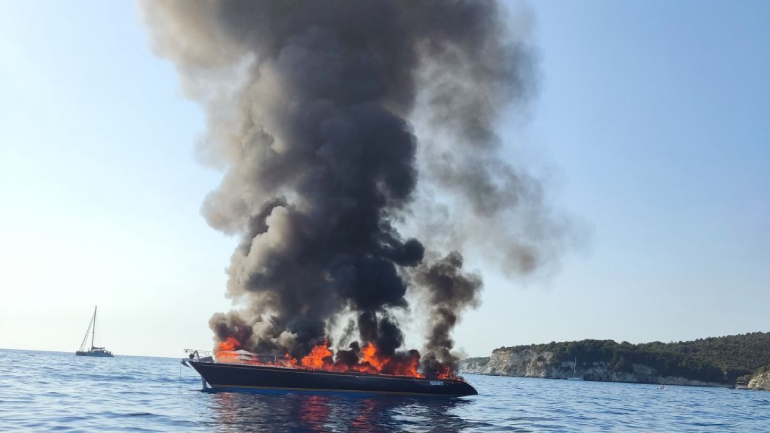 Βυθίστηκε το φλεγόμενο ιστιοφόρο σκάφος βορειοανατολικά των Αντίπαξων