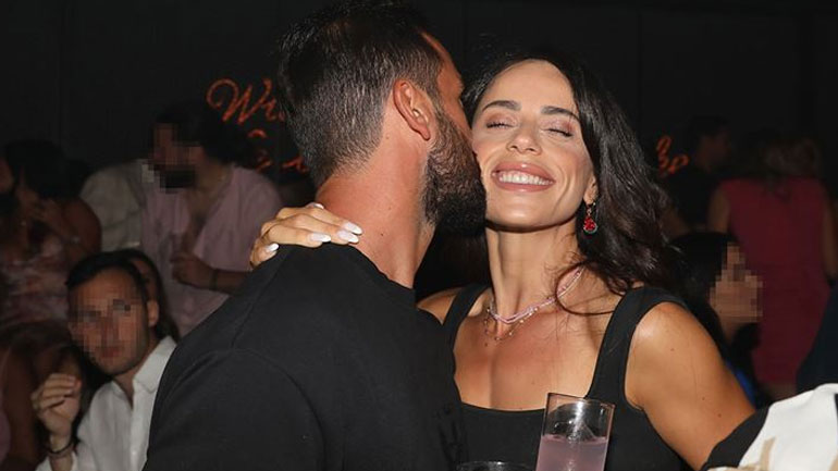 Μαρία Αντωνά – Άρης Σοϊλέδης: Τρυφερά φιλιά και αγκαλιές σε παραλία της Μυκόνου