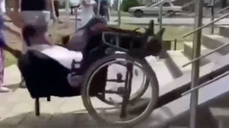 Πολιτικός στο Καζακστάν δοκιμάζει τις υποδομές αναπήρων