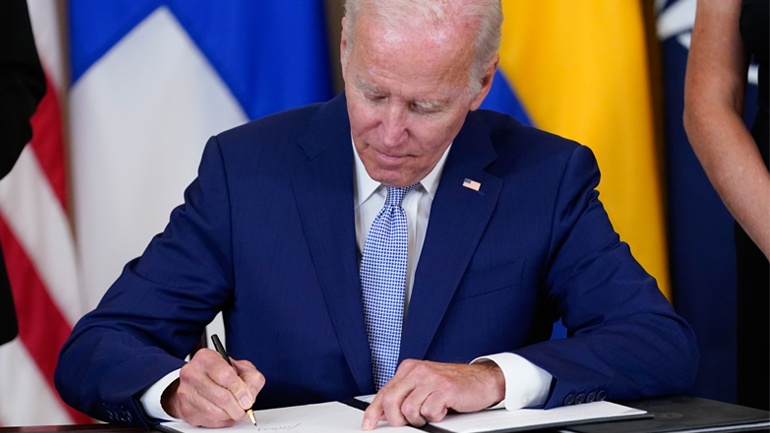 Ο Τζο Μπάιντεν υπέγραψε νόμο για την επανεκκίνηση της παραγωγής ημιαγωγών στις ΗΠΑ