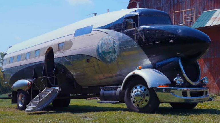 Πήρε αεροσκάφος και το μετέτρεψε σε τροχόσπιτο με τελική 137χλμ./ώρα