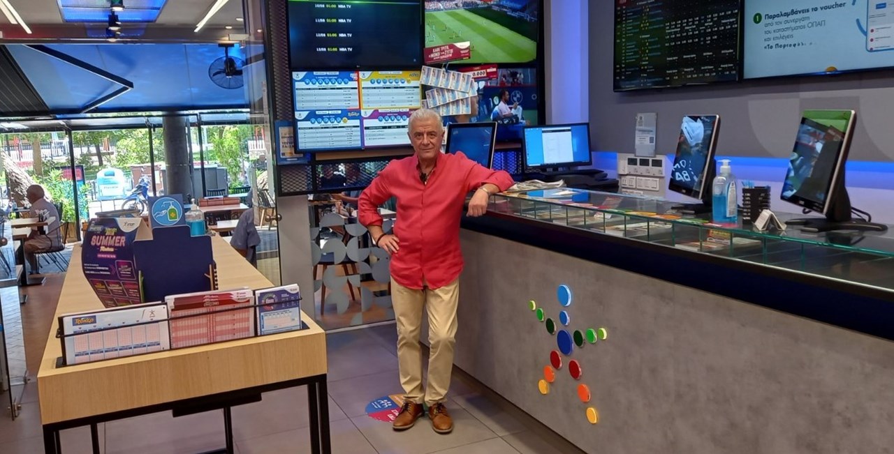 Ο Γιάννης Ορφανίδης, υπεύθυνος καταστήματος ΟΠΑΠ στο Χαϊδάρι.