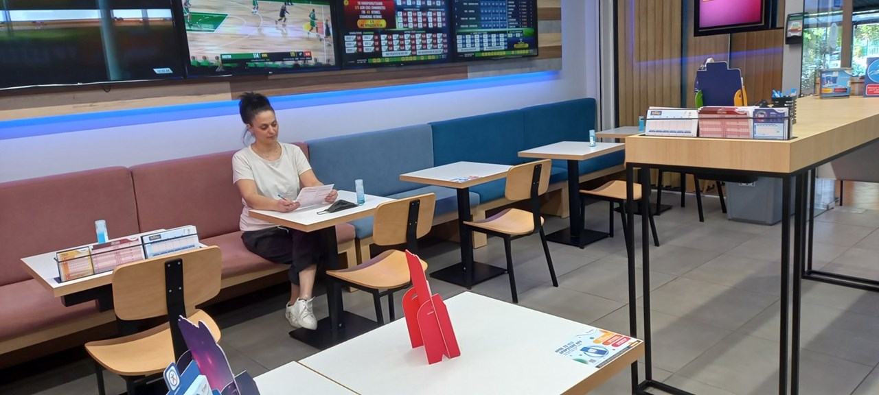 Το κατάστημα ΟΠΑΠ στην οδό Στρ. Καραϊσκάκη 45, στο Χαϊδάρι.