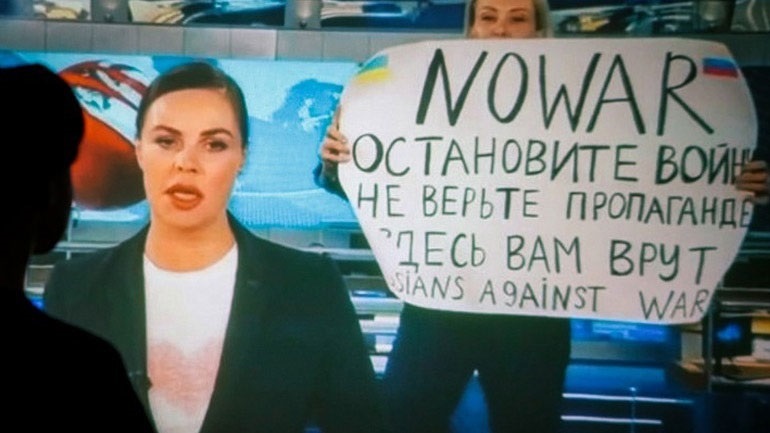 Ρωσία: Έφοδο στο σπίτι της δημοσιογράφου Μαρίνα Οβσιάνικοβα πραγματοποίησαν οι αρχές