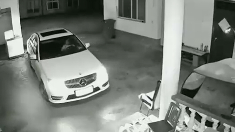 Οδηγός δυσκολεύεται να ξεπαρκάρει Οδηγός δυσκολεύεται να ξεπαρκάρει