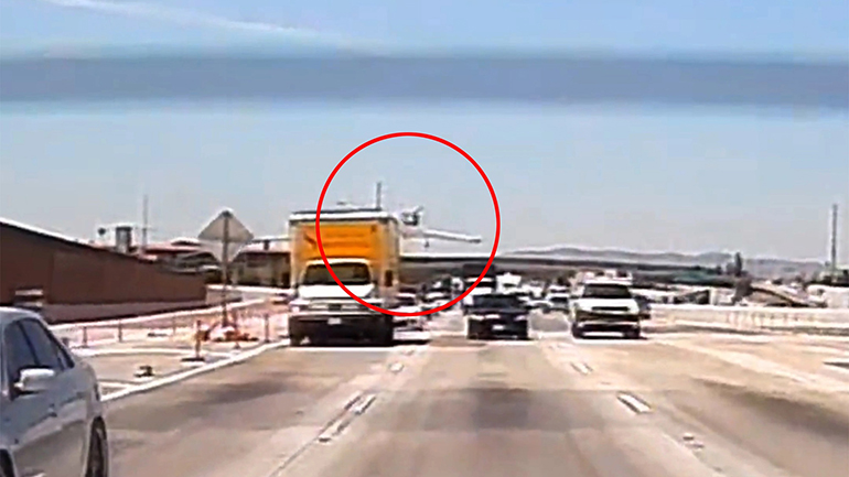 ΗΠΑ: Αεροπλάνο στην Καλιφόρνια προσγειώθηκε σε αυτοκινητόδρομο ΗΠΑ: Αεροπλάνο στην Καλιφόρνια προσγειώθηκε σε αυτοκινητόδρομο