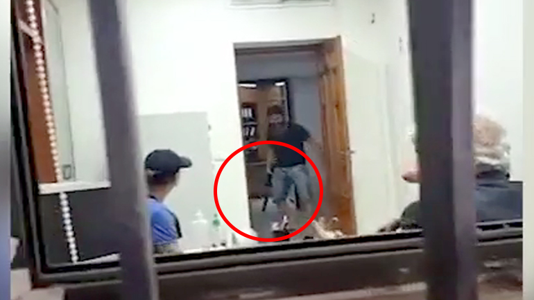 Παραδόθηκε ο ένοπλος που κρατούσε ομήρους σε τράπεζα της Βηρυτού