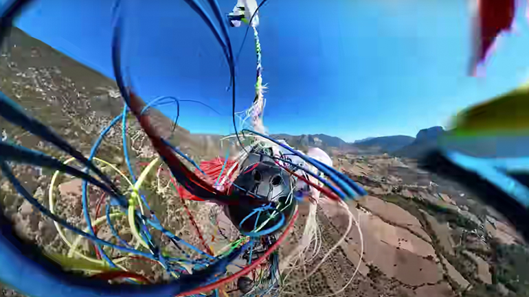 Αλεξιπτωτιστής ζει τον απόλυτο τρόμο όταν μπλέχτηκε το αλεξίπτωτό του