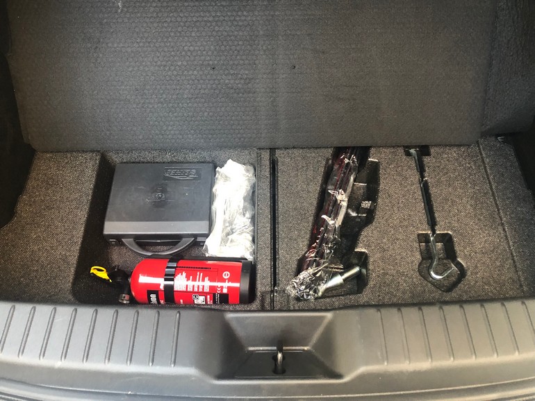 Χωρίς ρεζέρβα. Μόνο το απαραίτητο κιτ επισκευής ελαστικών