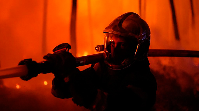 Η Γαλλία δίνει μάχη για την κατάσβεση μιας δασικής πυρκαγιάς «τέρατος» κοντά στο Μπορντό