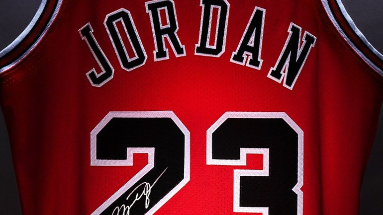Σε δημοπρασία ιστορική φανέλα του Μάικλ Τζόρνταν – Η αξία της μπορεί να ξεπεράσει τα 3 εκατ. δολάρια