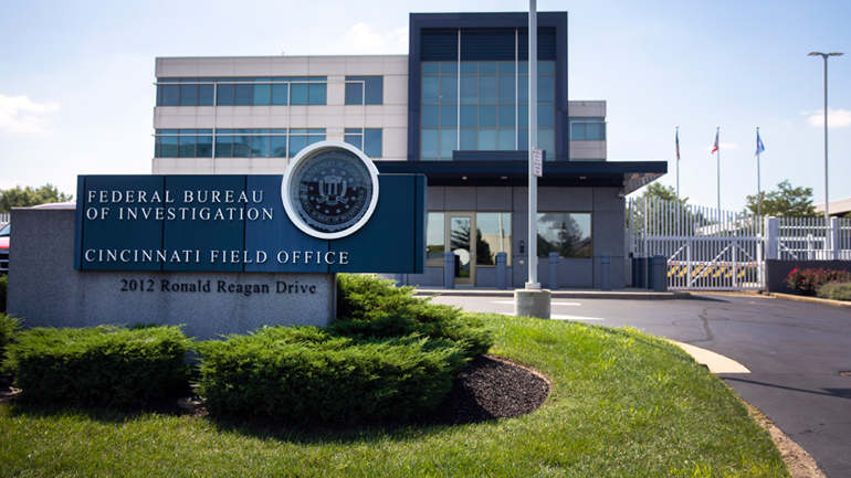 Ο ένοπλος που πήγε να εισβάλει στα γραφεία του FBI στο Οχάιο είχε αναρτήσει «πρόσκληση στα όπλα» σε λογαριασμό του Τραμπ