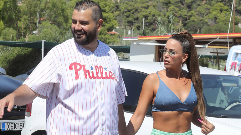 Κατερίνα Στικούδη – Βαγγέλης Σερίφης: Με sport-urban outfits στην παραλία της Ψάθας