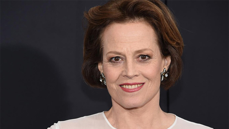 Η Σιγκούρνι Γουίβερ συναντιέται εκ νέου με τον Κέβιν Κλάιν σε μια ρομαντική κομεντί