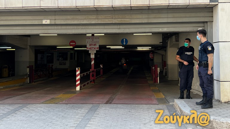 Εφετείο Αθηνών: Άγνωστος σε κατάσταση αμόκ εισέβαλε με το αυτοκίνητό του στο πάρκινγκ