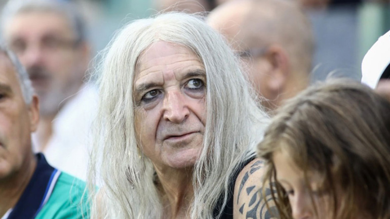 Νίκος Καρβέλας: «Έκλεψε» τις εντυπώσεις με την εμφάνισή του στο γήπεδο – Δείτε τα σχόλια στο Twitter