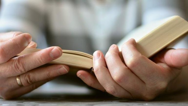 ΗΠΑ: Αυξήθηκαν οι πωλήσεις των «Σατανικών Στίχων» μετά την επίθεση κατά του Σαλμάν Ρούσντι